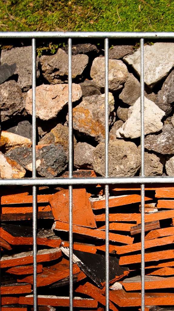 Layered gabion filling